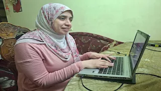 زينب بدر.. فتاة من أسيوط تهزم الظلام وتصبح أول مدربة كمبيوتر للمكفوفين (فيديو وصور)