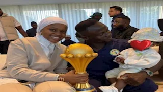 5 صور لاحتفال ساديو ماني مع زوجته بالتتويج بأمم أفريقيا