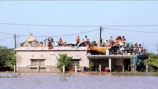 بسبب الأمطار.. فيضانات عارمة في موزامبيق تُجبر الآلاف على النزوح- صور