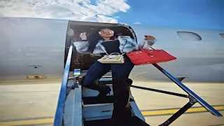 من داخل الطائرة.. مي عمر تتألق بإطلالة كاجوال (صور)