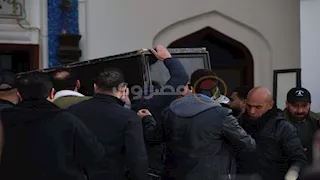 بالصور.. بكاء نضال الشافعي أثناء تشييع جثمان والدته