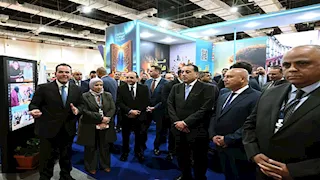 رئيس الوزراء يتفقد جناح مركز المعلومات بمعرض القاهرة الدولي للكتاب