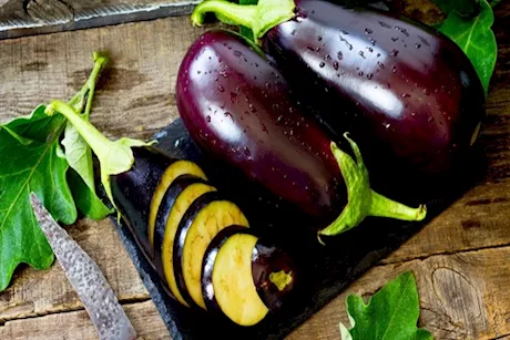 اسمرار الباذنجان بعد تقشيره لاحتوائه على نسبة عالية من الحديد.. حقيقة أم خرافة ؟