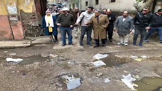 بالصور- محافظ الدقهلية يعاين موقع كسر ماسورة مياه فى المنصورة