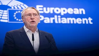 بعد تهديدات ترامب.. البرلمان الأوروبي يعلق تنفيذ اتفاقية الرسوم الجمركية مع أمريكا