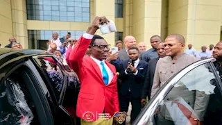 4 صور للمشجع لومومبا خلال استلامه سيارة "جيتور"