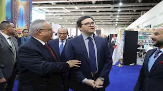 وزير الثقافة يتفقد معرض الكتاب ويلتقي عددًا من المشاركين