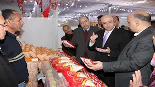 بأسعار مخفضة.. محافظ بني سويف يفتتح أول معارض "أهلاً رمضان" (صور)