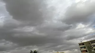 بالصور- غيوم ورياح خفيفة في السويس.. والملاحة لم تتأثر