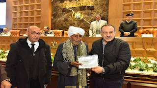 عمره 91 عامًا وحفيدته علمته.. محافظ أسيوط يكرم "عم فرحان" أكبر متحدي الأمية في الصعيد