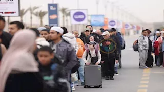 طوابير الزائرين تتصدر مشهد افتتاح معرض القاهرة الدولي للكتاب.. صور