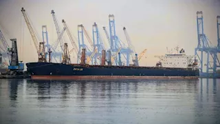 صور.. ميناء دمياط يستقبل أكبر حمولة بضائع عامة في تاريخه