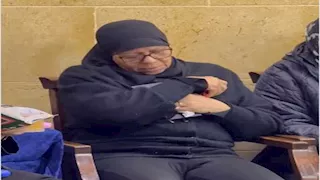 "حاضنة المصحف" والدة الاستايلست ريهام عاصم تنهار بالبكاء في عزاء ابنتها