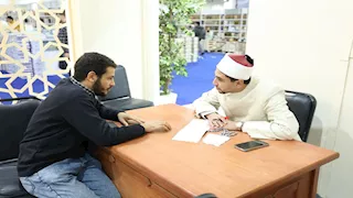 إقبال جماهيري على ركن الفتوى بمعرض الكتاب