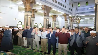 صلاة وجولة ميدانية.. محافظ أسوان يتابع مطالب الأهالي بشارع عباس فريد (صور)