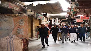 بالصور- حملة مفاجئة لمحافظ أسوان لرفع الإشغالات بالشوارع والأسواق