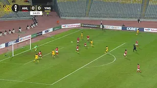 لقطة طريفة بين ثنائي الأهلي خلال مباراة يانج أفريكانز في دوري أبطال أفريقيا