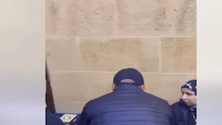 أحمد السقا يُقبل يد والدة الاستايلست ريهام عاصم في عزاء ابنتها (صور)