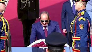 السيسي يضع إكليلًا من الزهور على النصب التذكاري لشهداء الشرطة