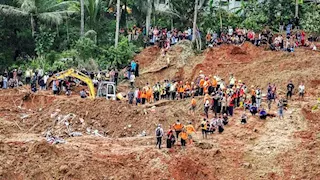 مقتل 8 أشخاص وفقدان 82 في انهيار أرضي بجزيرة جاوة الإندونيسية