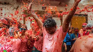 أغرب 4 تقاليد العالم.. من القفز فوق الرضع إلى معارك الطماطم