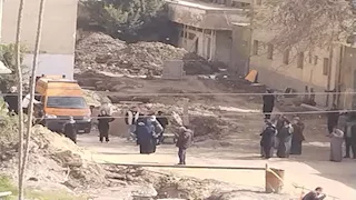 "نظرة الوداع".. أسرة ضحايا تسرب الغاز بشبرا الخيمة تنتظر وصول الجثامين