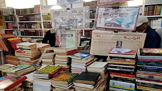 صحف تراثية ومقتنيات نادرة.. سور الأزبكية يجذب رواد معرض الكتاب