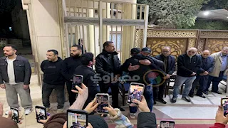 بالصور- أحمد السقا أول الحضور في عزاء والدة الفنان نضال الشافعي 