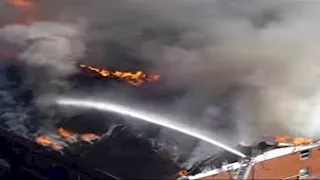 حريق ضخم بمبنى في نيويورك يسفر عن قتيل و14 جريحاً وإخلاء 150 شقةً