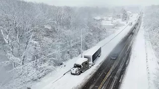 عاصفة شتوية تاريخية تشلّ أمريكا وتتسبب بإلغاء 13 ألف رحلة وانقطاع الكهرباء |صور