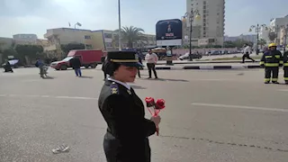 بالفيديو والصور- توزيع الورود والشيكولاتة على المواطنين احتفالًا بعيد الشرطة