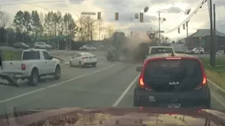 مسنة تصدم 7 سيارات بعد الضغط على البنزين بدل الفرامل عند إشارة مرور | فيديو وصور