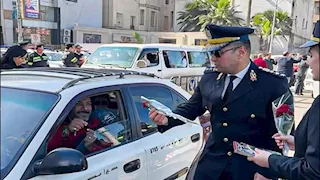 بالفيديو والصور- ضباط الشرطة يوزعون الورود والشيكولاتة على المواطنين في الدقهلية
