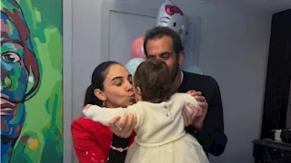 سلمى أبو ضيف وزوجها يحتفلان بعيد ميلاد ابنتهما صوفيا- صور
