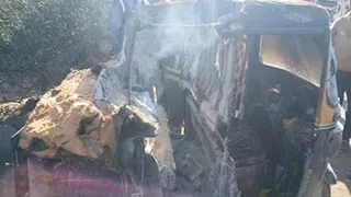 بالصور- النيران تلتهم "توك توك" في الإسكندرية وسائقه ينجو بالفرار