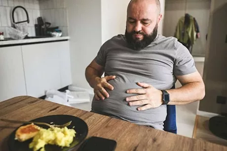 سبب ألم البطن بعد تناول اللحم- 6 أمراض محتملة