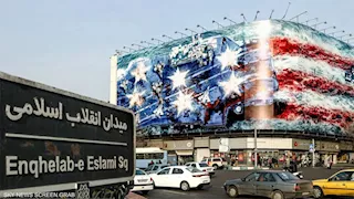 بجدارية فنية في طهران.. إيران تحذّر أمريكا من أي هجوم عسكري- صور