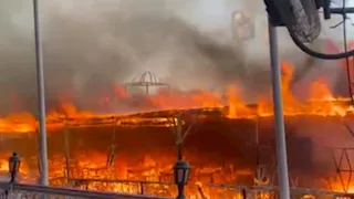 بالصور- حريق يلتهم عوامة مطعم على كورنيش النيل في أسوان