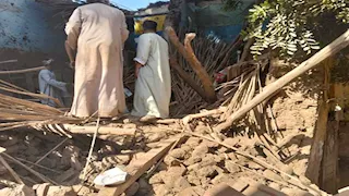 بالصور- انهيار منزل من طابقين في جزيرة الكروم بالأقصر