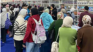صور- إقبال كثيف على "عصير الكتب" بمعرض الكتاب في دورته الـ57