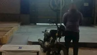 سارق على موتوسيكل يسحل سيدة ويهرب بالحقيبة بالقاهرة 