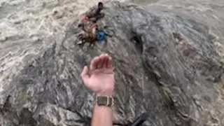 علقا 27 ساعة فوق صخرة.. طيار ينقذ زوجين من فيضانات مدمرة (صور)