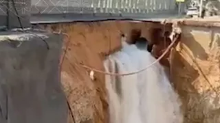 انهيار جزئي للتربة أثناء أعمال حفر في شوارع الرياض.. فيديو 