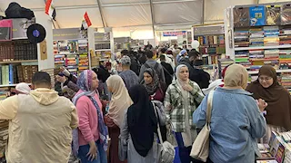 سور الأزبكية قلب معرض الكتاب.. كتب بأسعار بسيطة وزحام كثيف