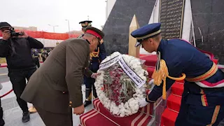 بالصور - محافظ أسيوط يشارك مدير الأمن وضع إكليل الزهور على نصب شهداء الشرطة