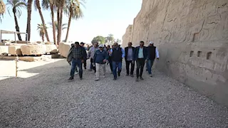 الأمين العام للآثار يتفقد مشروعات الترميم بالأقصر ويتابع إعادة تركيب صرح "الرامسيوم"