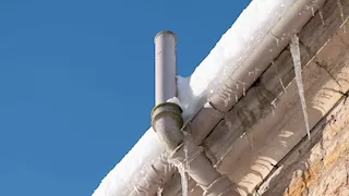 صور.. شقة تتحول إلى قصر جليدي لهذا السبب