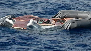 سلطنة عُمان: وفاة 3 سياح فرنسيين وإصابة اثنين جراء انقلاب قارب