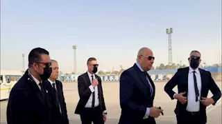 طائرة وتشريفة.. فيديو محامي "ملك الذهب" المحكوم عليه بالإعدام يثير ضجة