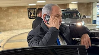 صورة لنتنياهو يغطي كاميرا هاتفه تثير جدلًا واسعًا